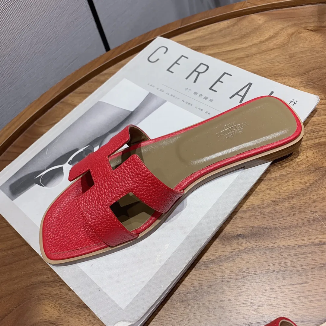 👟👟Ex-factory price 480👟👟 Litchi pattern cowhide series Newly revised version (Hermès) Packaging upgrade, version workmanship and material upgrade Hermes The highest version of handmade shoes in the market Top product Hermès H slippers Flat slippers —————————— The most classic, real handmade shoes, even the number of stitches is the same as the original version, purely handmade by masters The highest version in the industry Italian imported cowhide + original customized Australian sheepskin feet + genuine leather outsole, top exclusive packaging box 35-39 (34.40.41.42 custom-made, non-refundable)